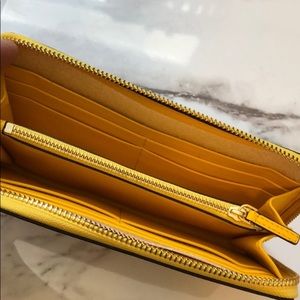 Authentic Tory Burch Robinson wallet